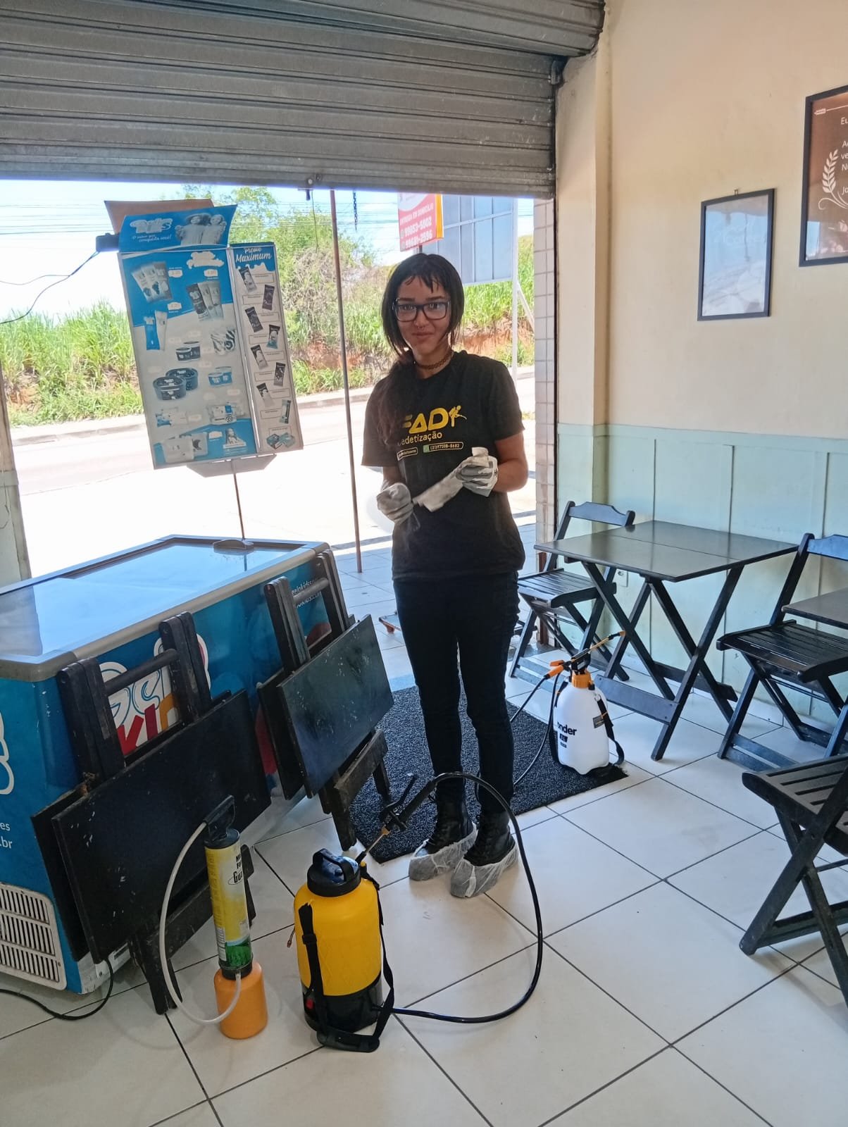 Profissional da CFAD preparando equipamentos para atendimento